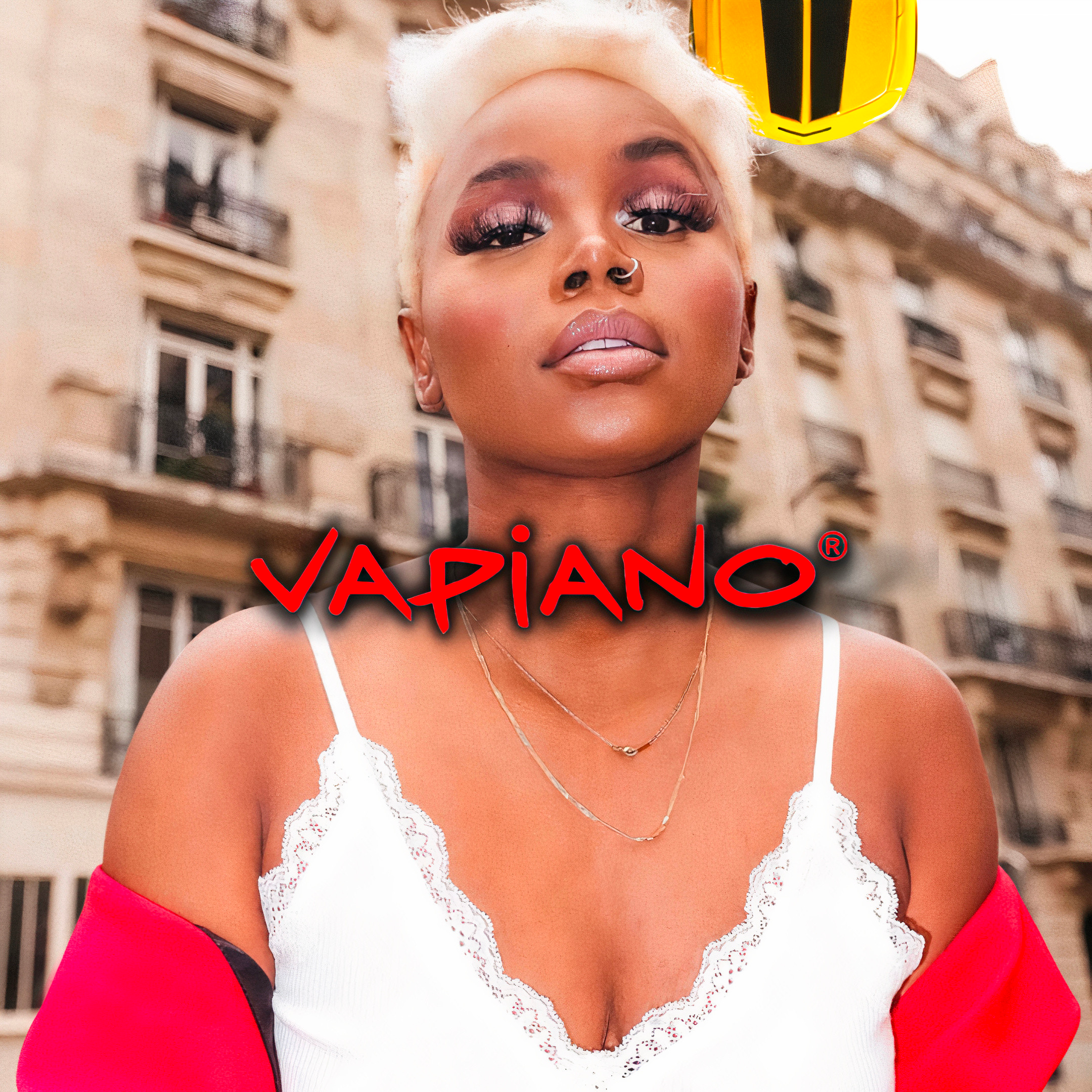 portrait feminin devant une facade haussmannienne avec logo Vapiano, campagne food brandee par notre agence marseillaise