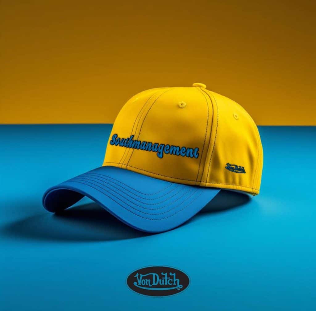 casquette von dutch jaune brodee southmanagement posee sur fond bicolore yellow blue