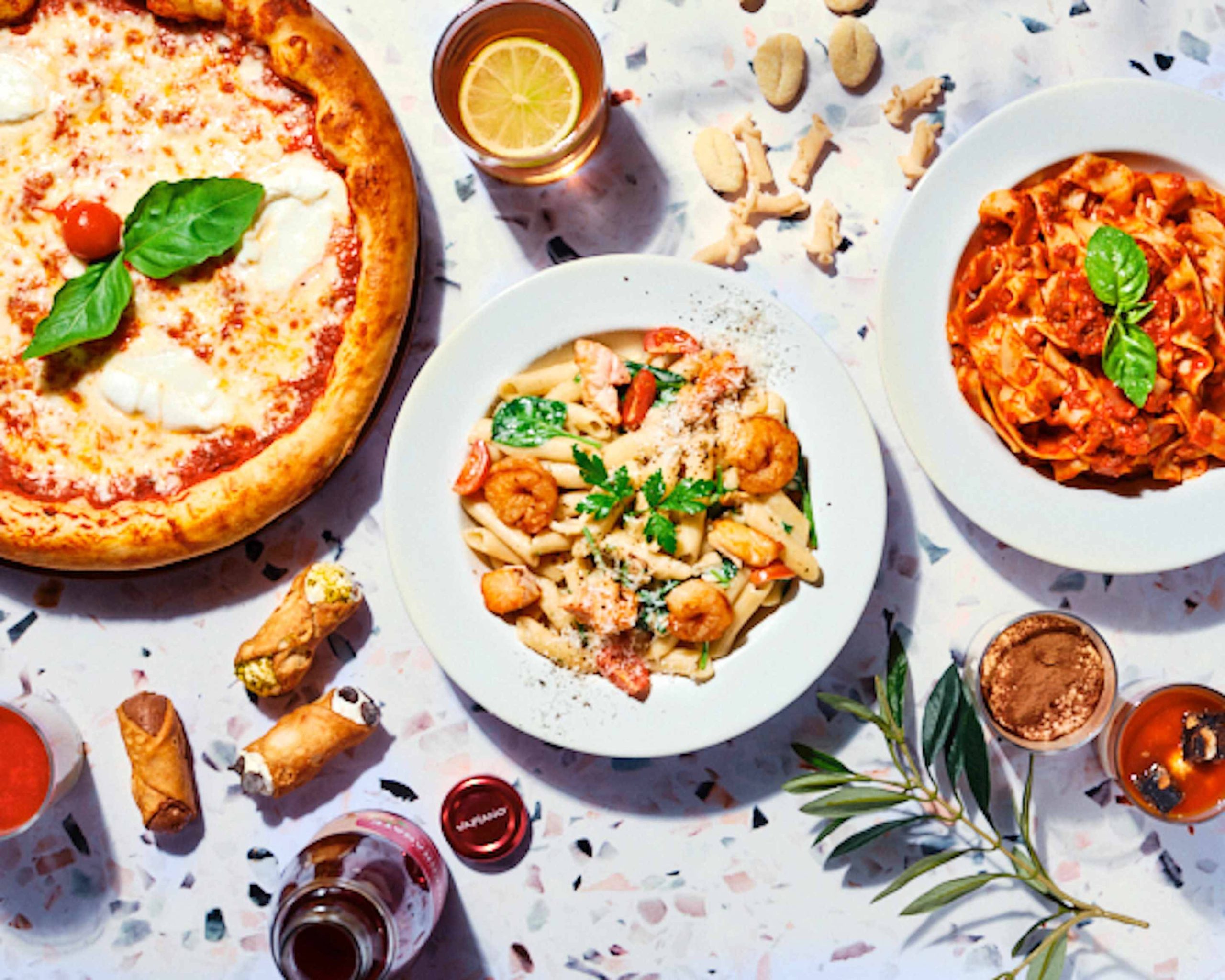 visuel campagne vapiano lovers avec trois etudiants regardant un smartphone offre 25 pourcent