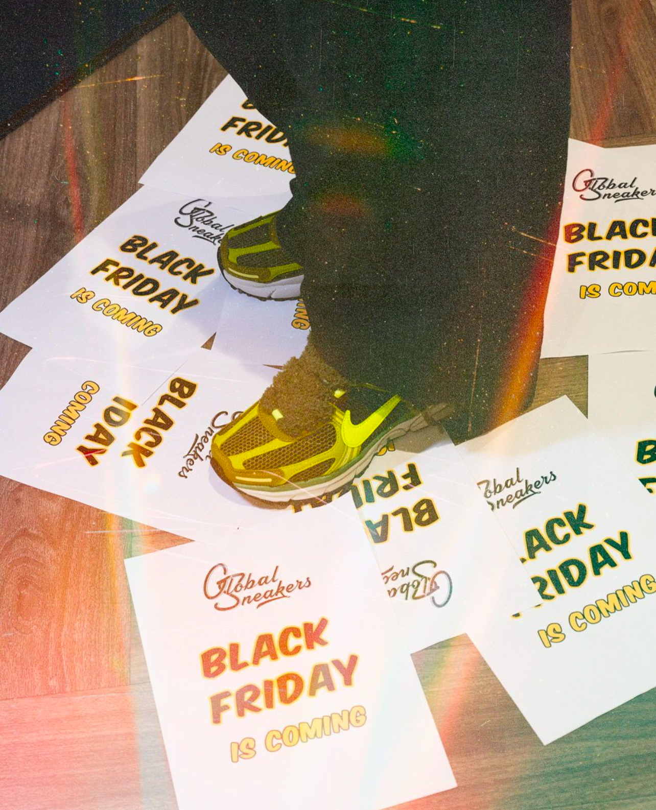 flyers global sneakers black friday photographies sur fond noir avec effet de lumiere dore