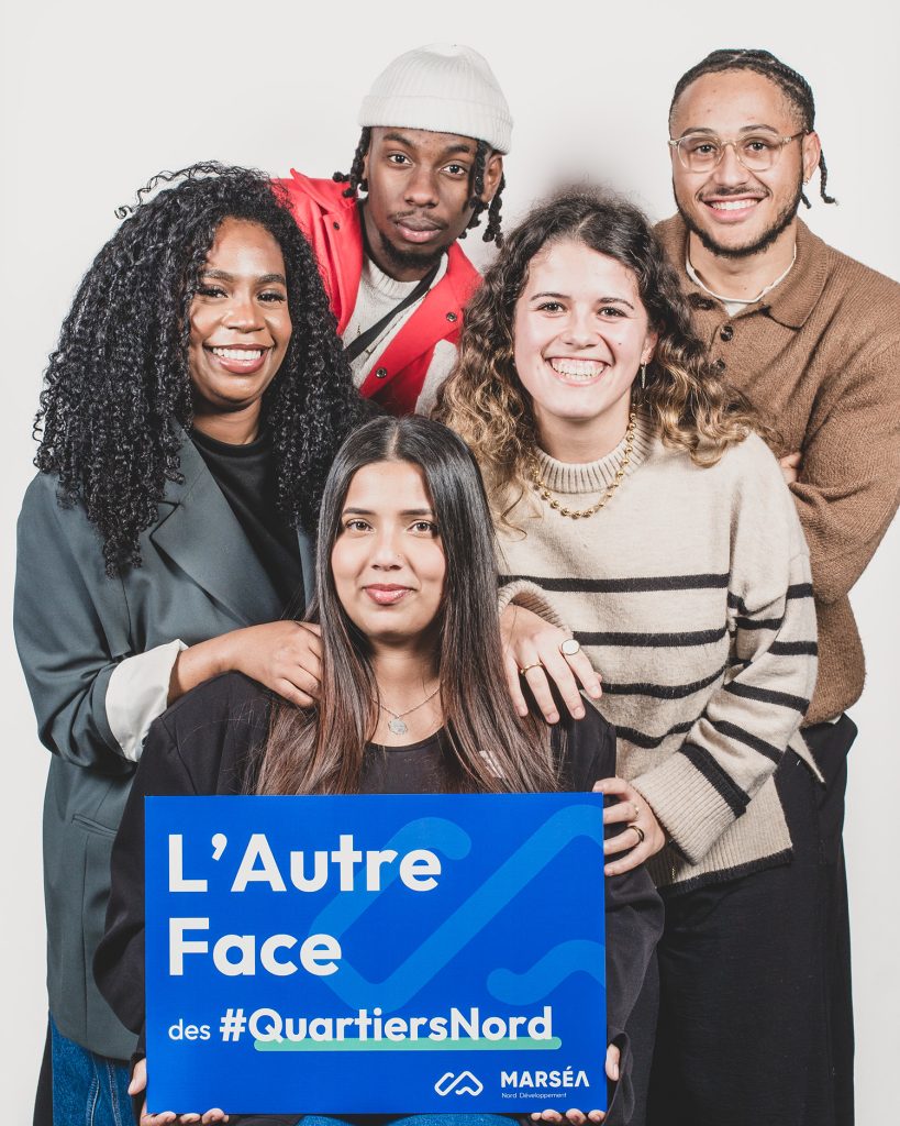 Portrait studio de cinq jeunes talents souriants tenant une pancarte L Autre Face des Quartiers Nord projet Marsea Marseille