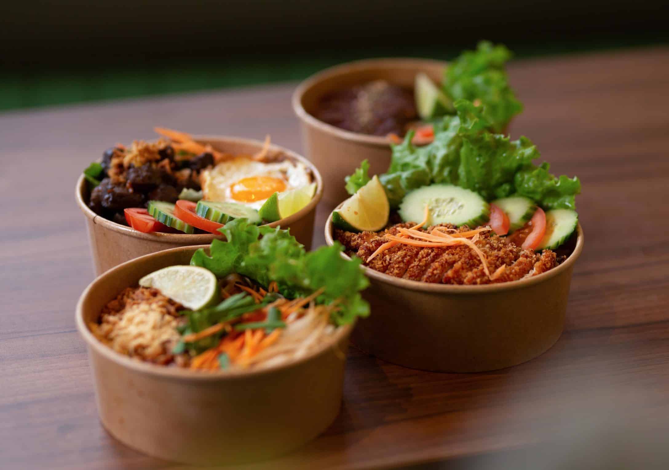 bols carton de cuisine asiatique avec bo bun riz au porc et salade, photo packshot d'une étude de cas brand content south management